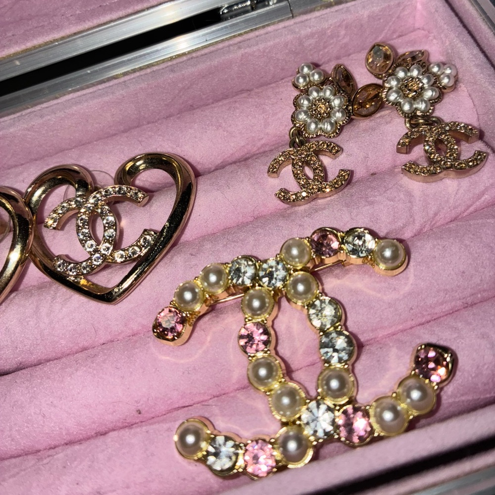 Chanel Gold and Pink Pearl Brooch - Picture 3 of 4